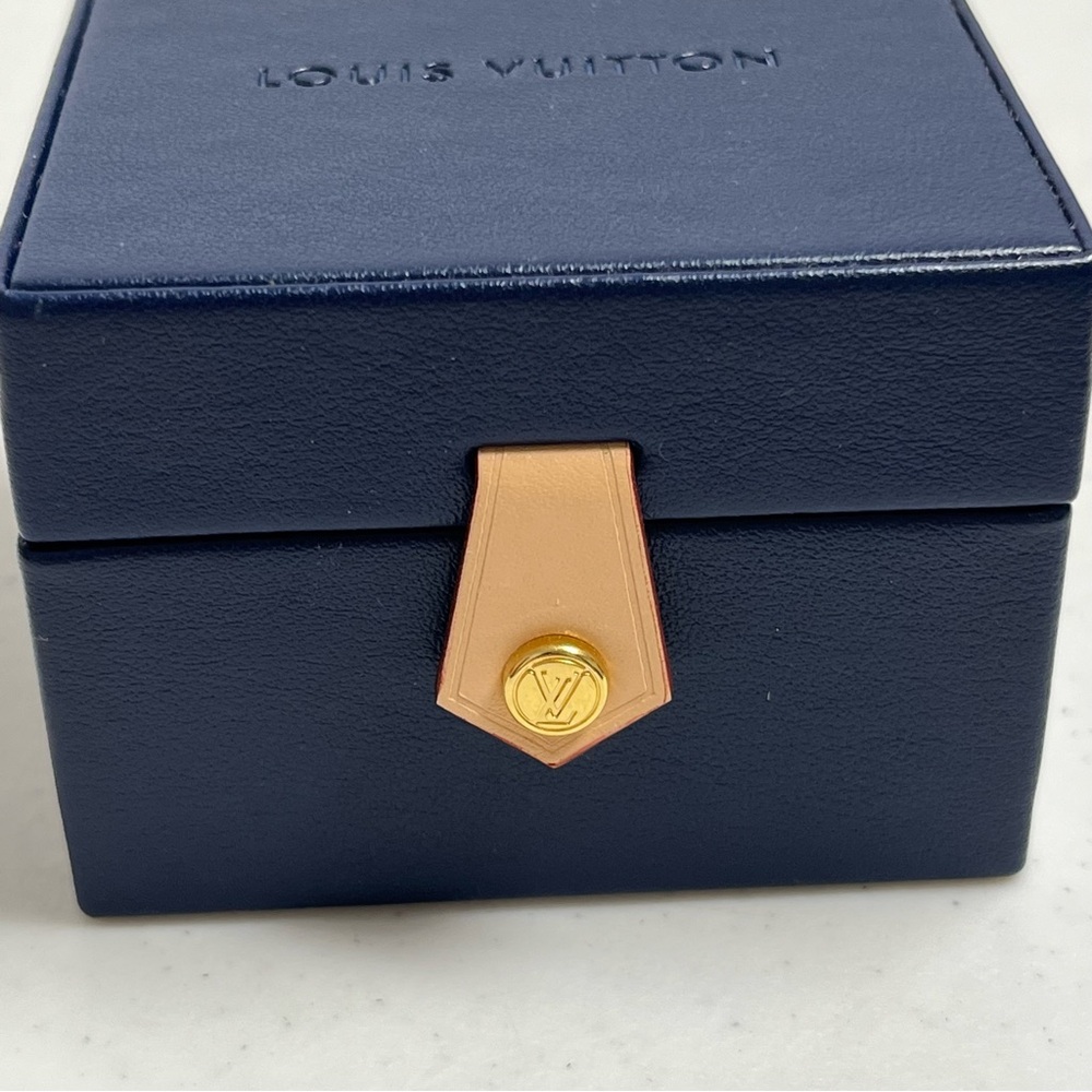 $3,550 Louis Vuitton LV Volt One Small Pendant 18-K White Gold Diamond Necklace - Picture 8 of 11